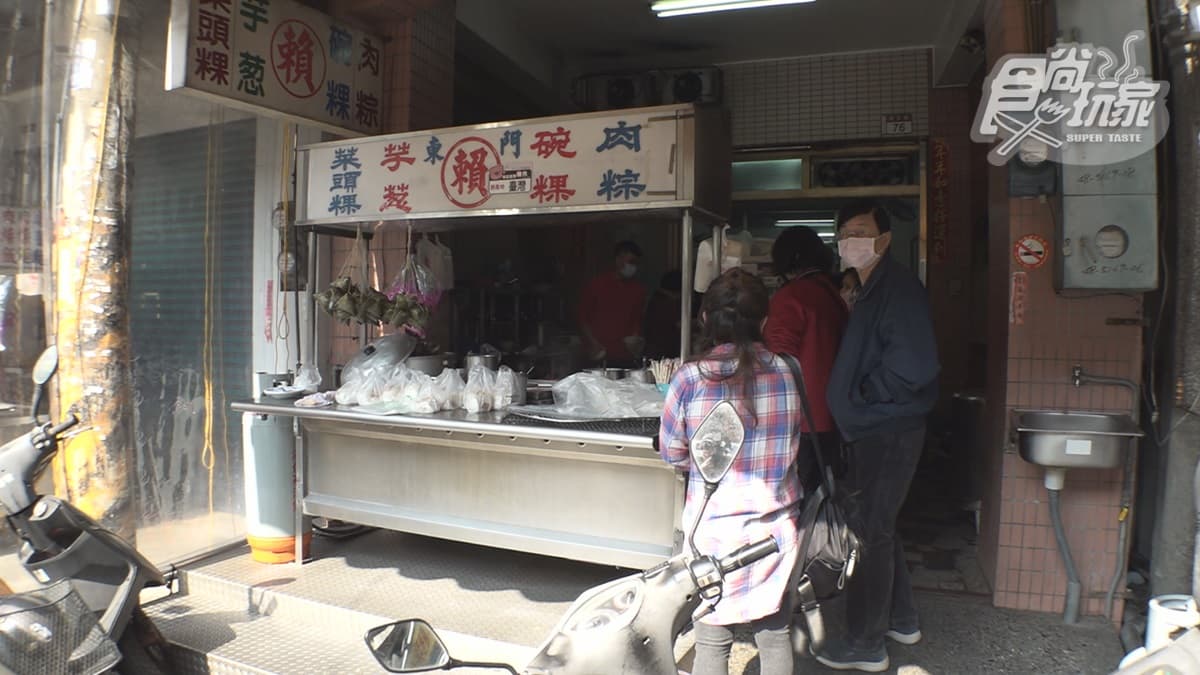 「東門賴家碗粿」位於彰化員林第一市場，是在地經營超過60年的老攤美食。