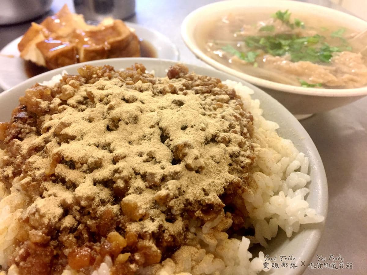 Google評價4.2星！40年老店滷肉飯晚來吃不到，必搭滿料肉羹湯最對味