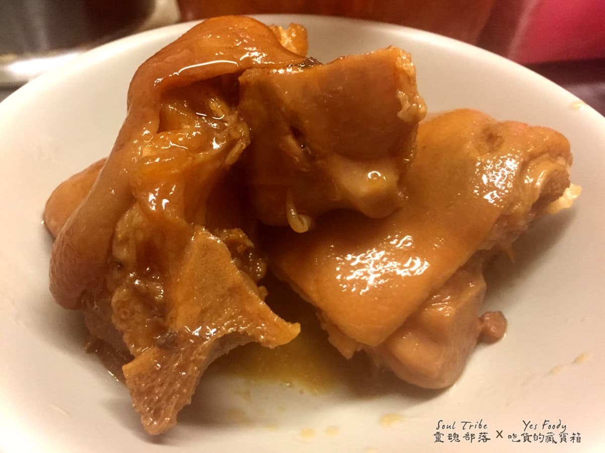Google評價4.2星！40年老店滷肉飯晚來吃不到，必搭滿料肉羹湯最對味
