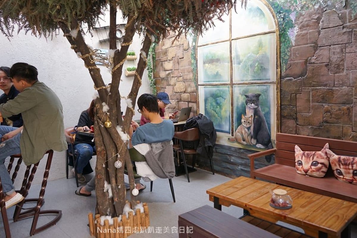 店貓陪吃下午茶！隱藏版咖啡館美得像森林，香濃「蜂蜜核桃鬆餅」貓咪也喜歡