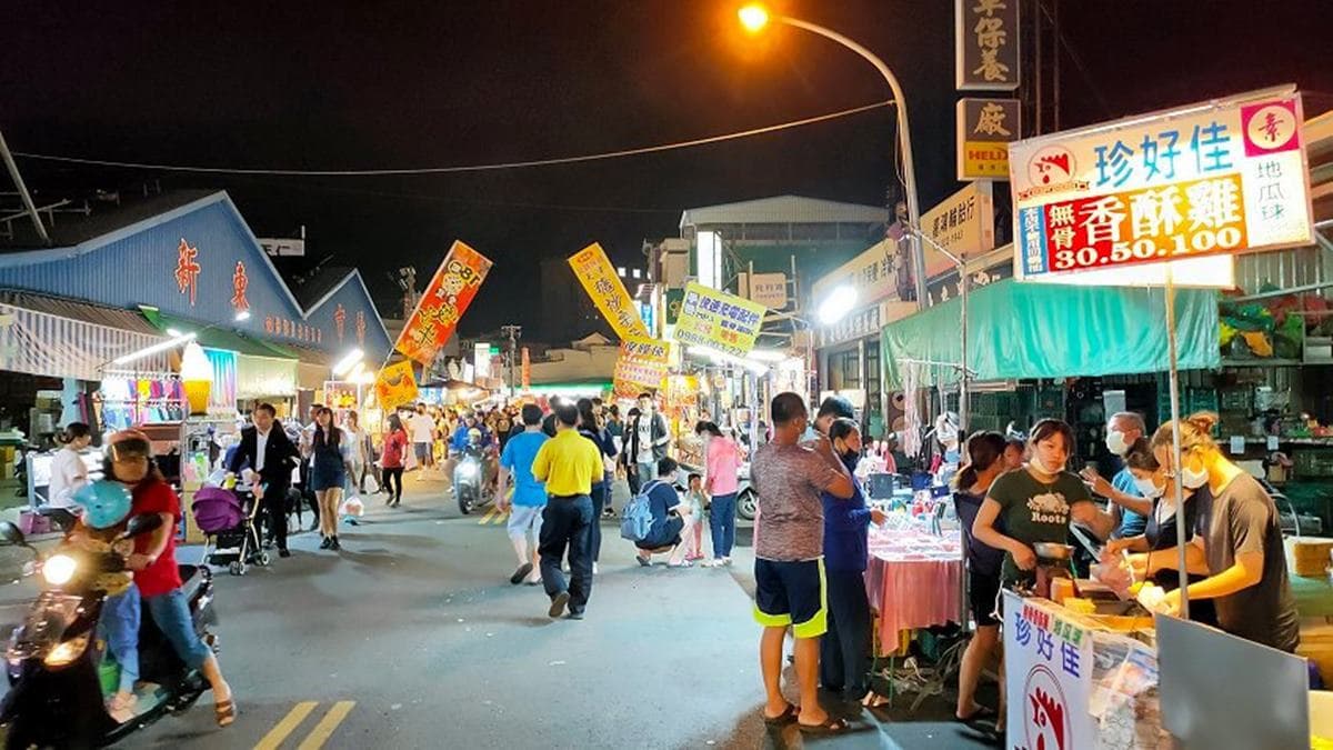 １秒回到童年！東港夜市好玩又好吃：轉輪盤叭噗、骰子打香腸、巨型戳戳樂