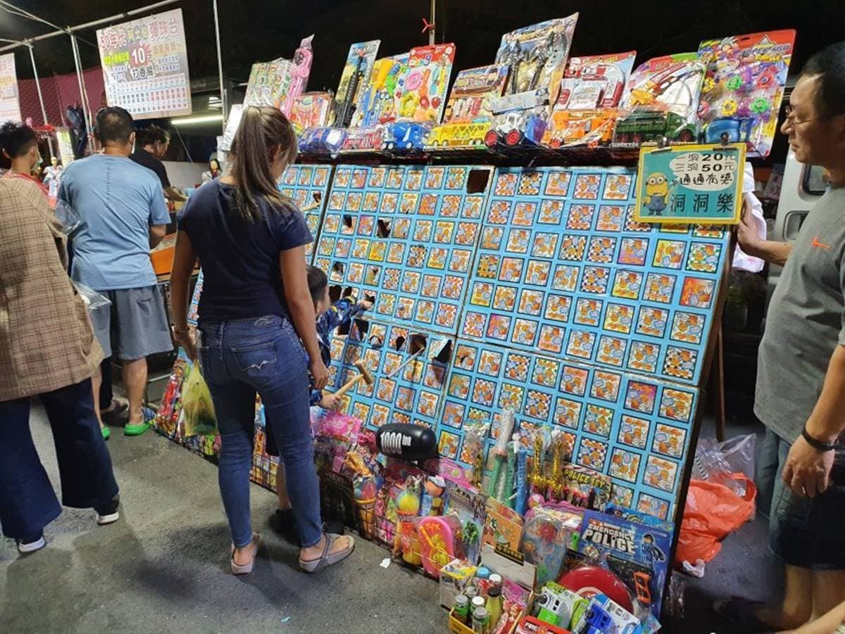 １秒回到童年！東港夜市好玩又好吃：轉輪盤叭噗、骰子打香腸、巨型戳戳樂