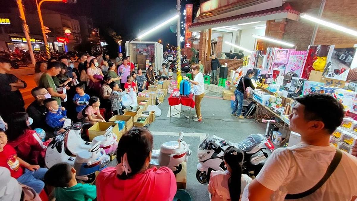 １秒回到童年！東港夜市好玩又好吃：轉輪盤叭噗、骰子打香腸、巨型戳戳樂