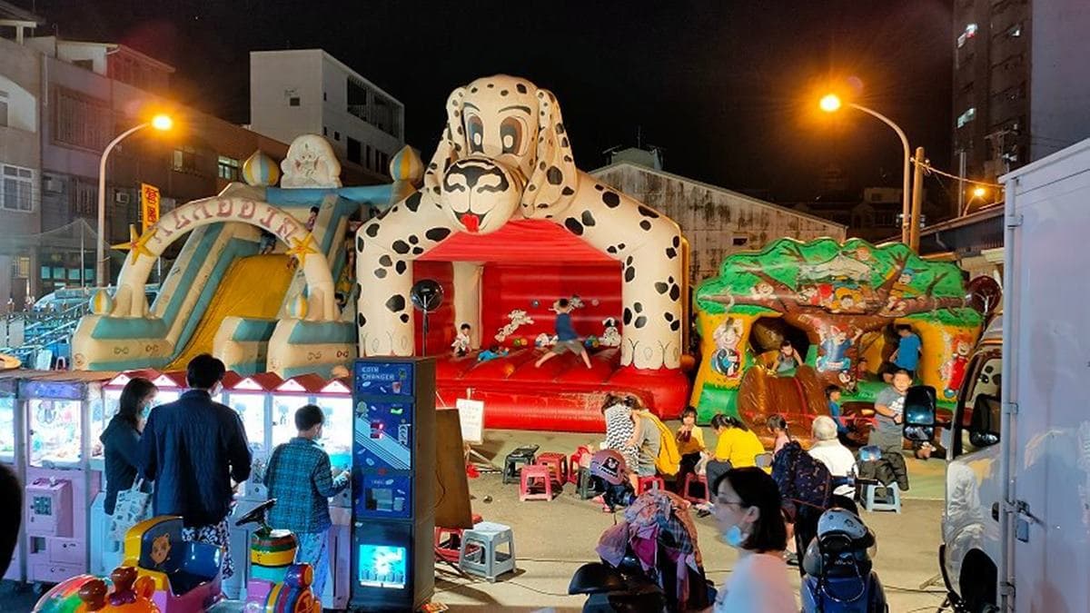 １秒回到童年！東港夜市好玩又好吃：轉輪盤叭噗、骰子打香腸、巨型戳戳樂