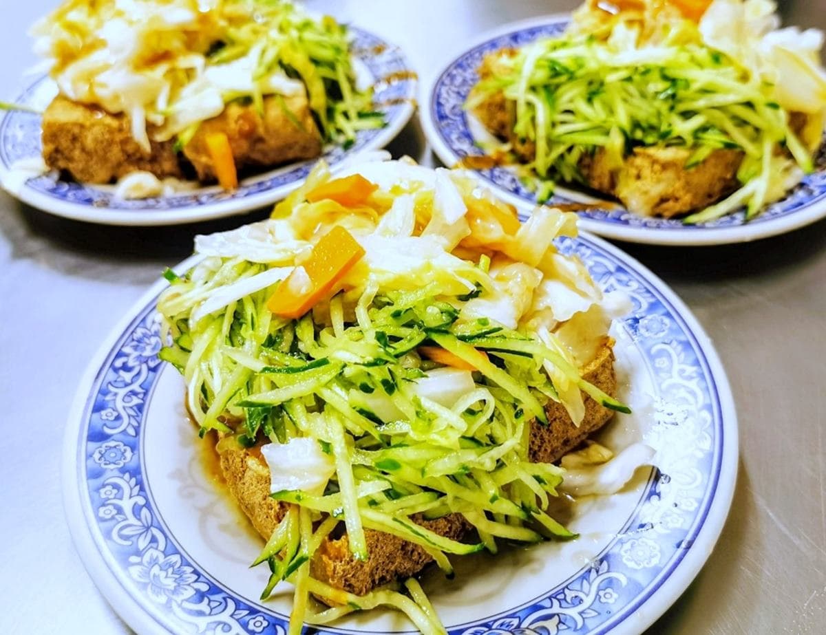 從攤車紅到開店！台中40年「口碑臭豆腐」外酥內嫩，泡菜、黃瓜絲蓋滿整盤