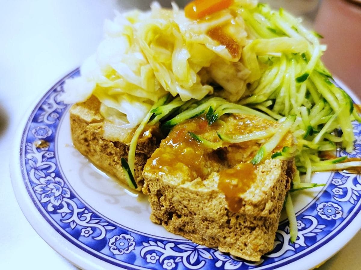 從攤車紅到開店！台中40年「口碑臭豆腐」外酥內嫩，泡菜、黃瓜絲蓋滿整盤