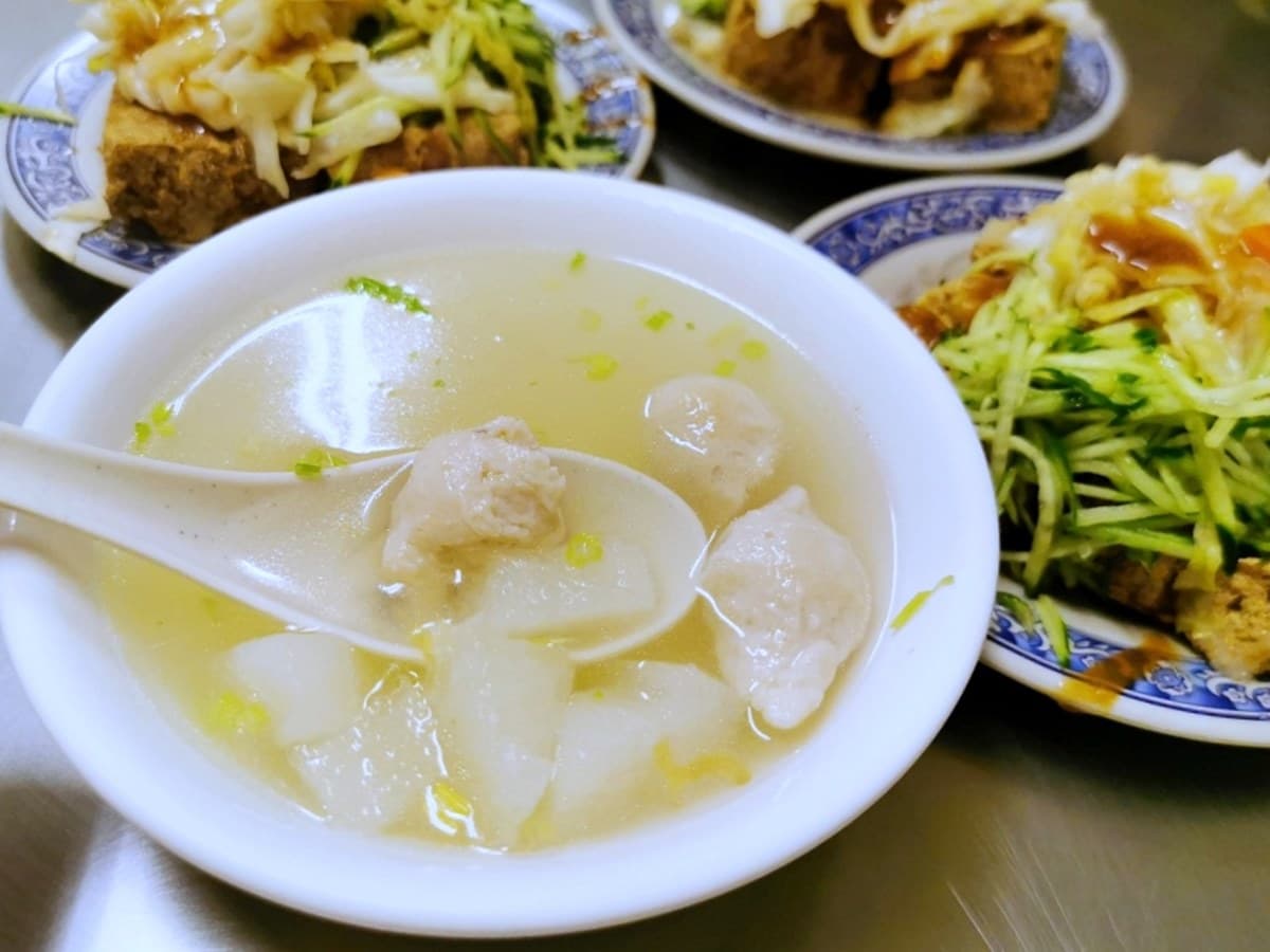 從攤車紅到開店！台中40年「口碑臭豆腐」外酥內嫩，泡菜、黃瓜絲蓋滿整盤
