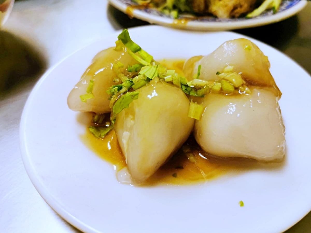 從攤車紅到開店！台中40年「口碑臭豆腐」外酥內嫩，泡菜、黃瓜絲蓋滿整盤