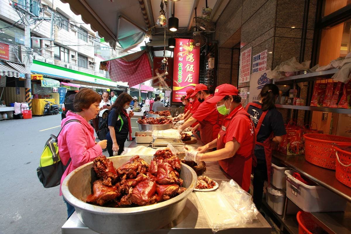 屏東美食之光!這家「萬巒豬腳」蔣經國也愛,必沾特調醬油膏更對味 屏東美食之光!這家「萬巒豬腳」蔣經國也愛,必沾特調醬油膏更對味
