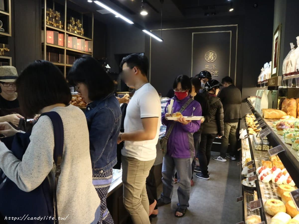 每口都爆漿！超邪惡「芋泥包」吃得到滿滿卡士達，酥脆菠蘿泡芙１顆15元也必買