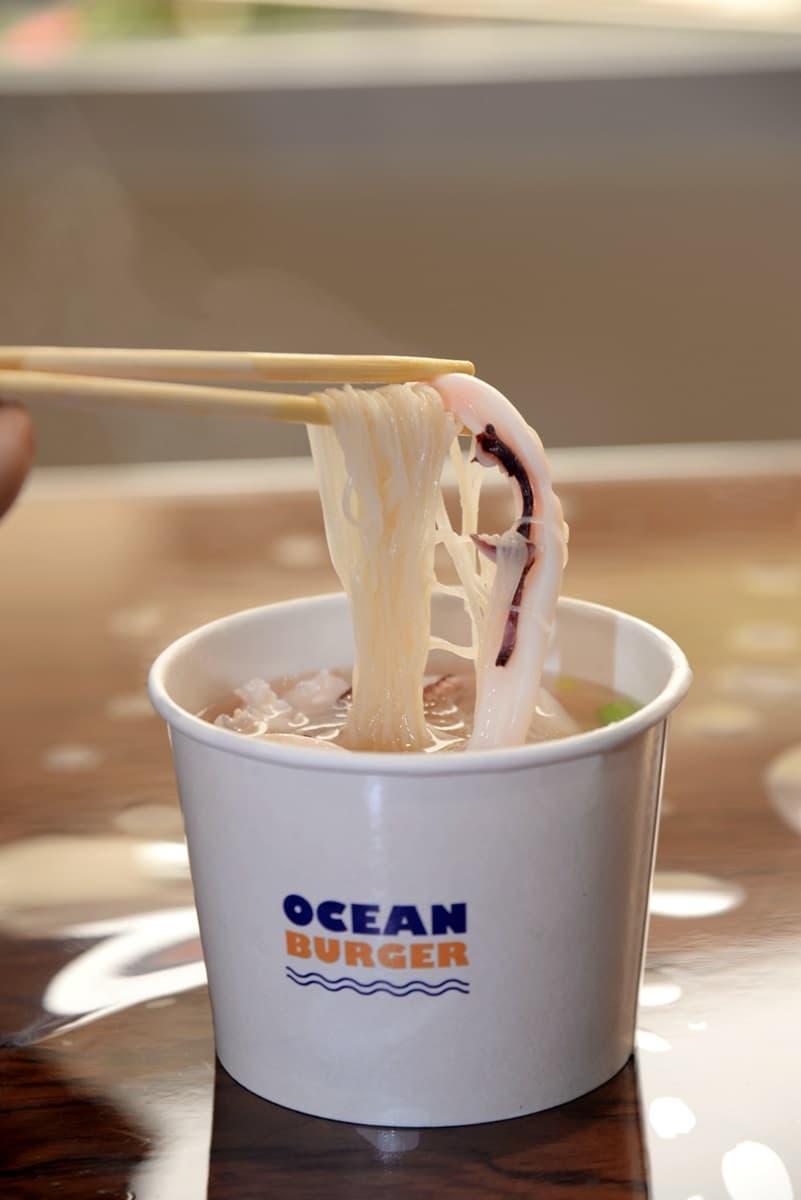 不用飛澎湖!花枝丸觀光工廠必吃道地「小卷麵線」,油飯撒滿干貝絲每口都驚豔 不用飛澎湖!花枝丸觀光工廠必吃道地「小卷麵線」,油飯撒滿干貝絲每口都驚豔
