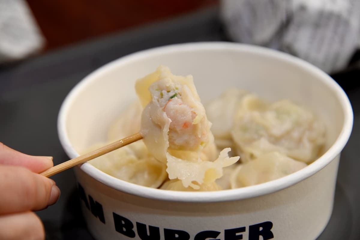 不用飛澎湖!花枝丸觀光工廠必吃道地「小卷麵線」,油飯撒滿干貝絲每口都驚豔 不用飛澎湖!花枝丸觀光工廠必吃道地「小卷麵線」,油飯撒滿干貝絲每口都驚豔