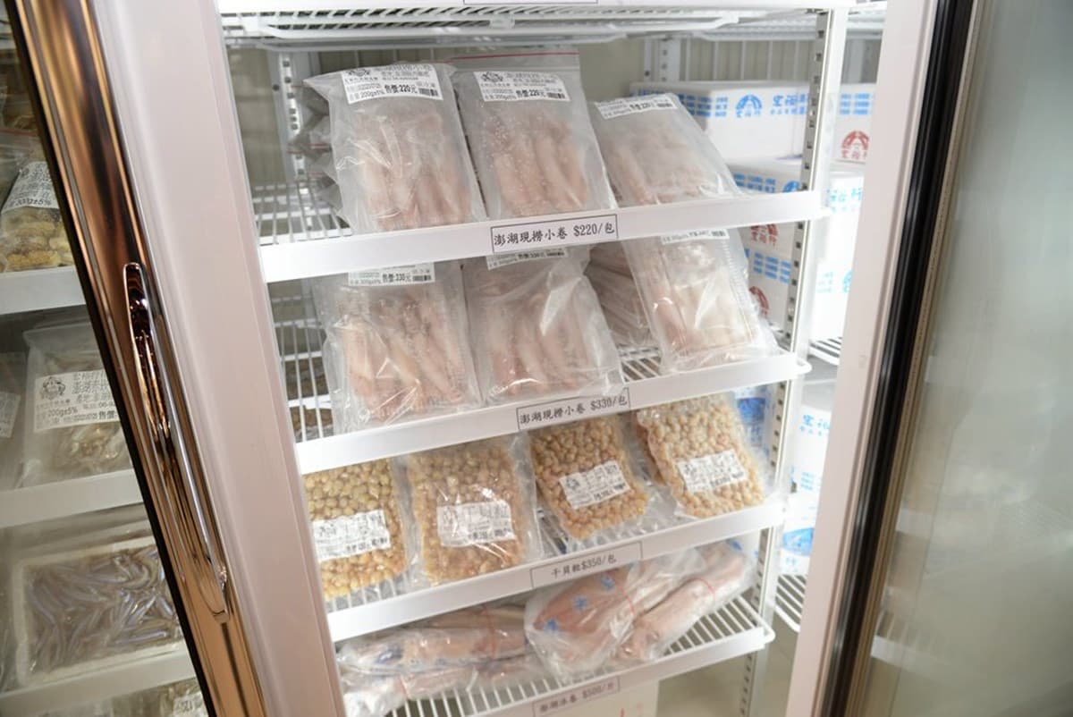 不用飛澎湖!花枝丸觀光工廠必吃道地「小卷麵線」,油飯撒滿干貝絲每口都驚豔 不用飛澎湖!花枝丸觀光工廠必吃道地「小卷麵線」,油飯撒滿干貝絲每口都驚豔