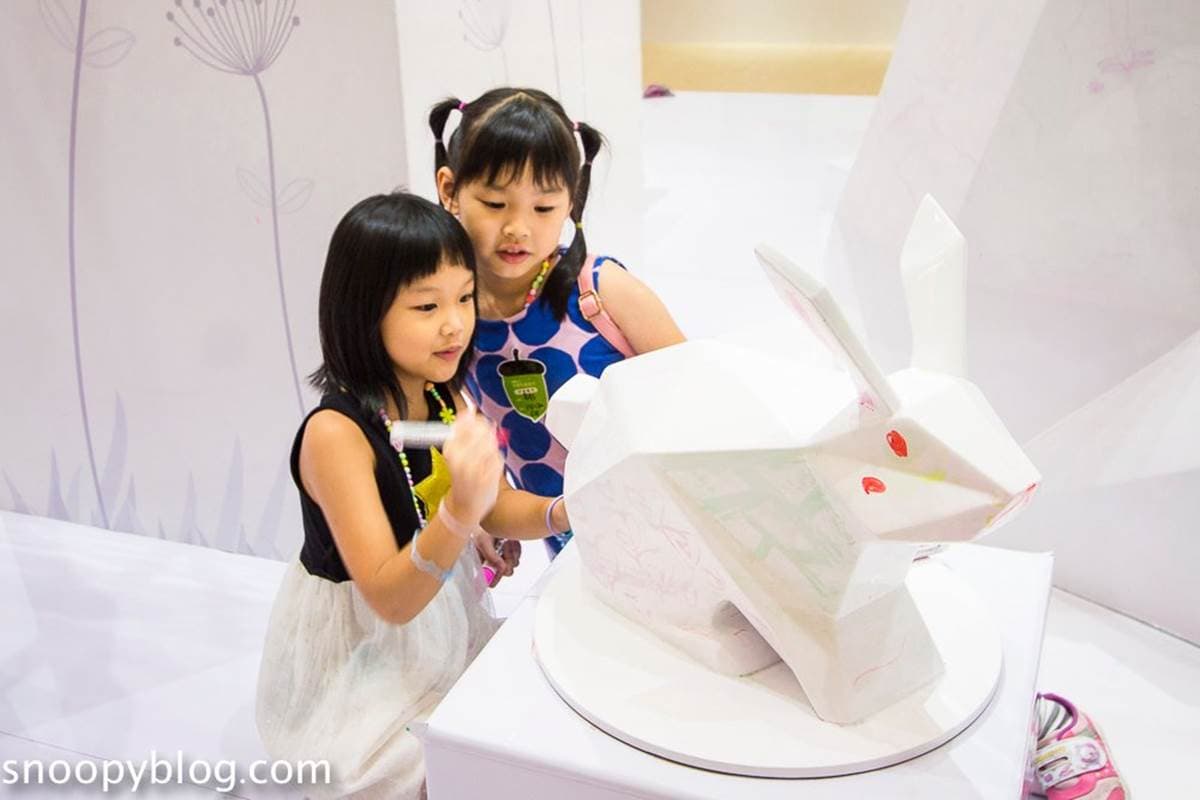 700坪親子景點！彩色筆DIY好好玩，還能美拍「60色色彩牆」、探險夜光隧道