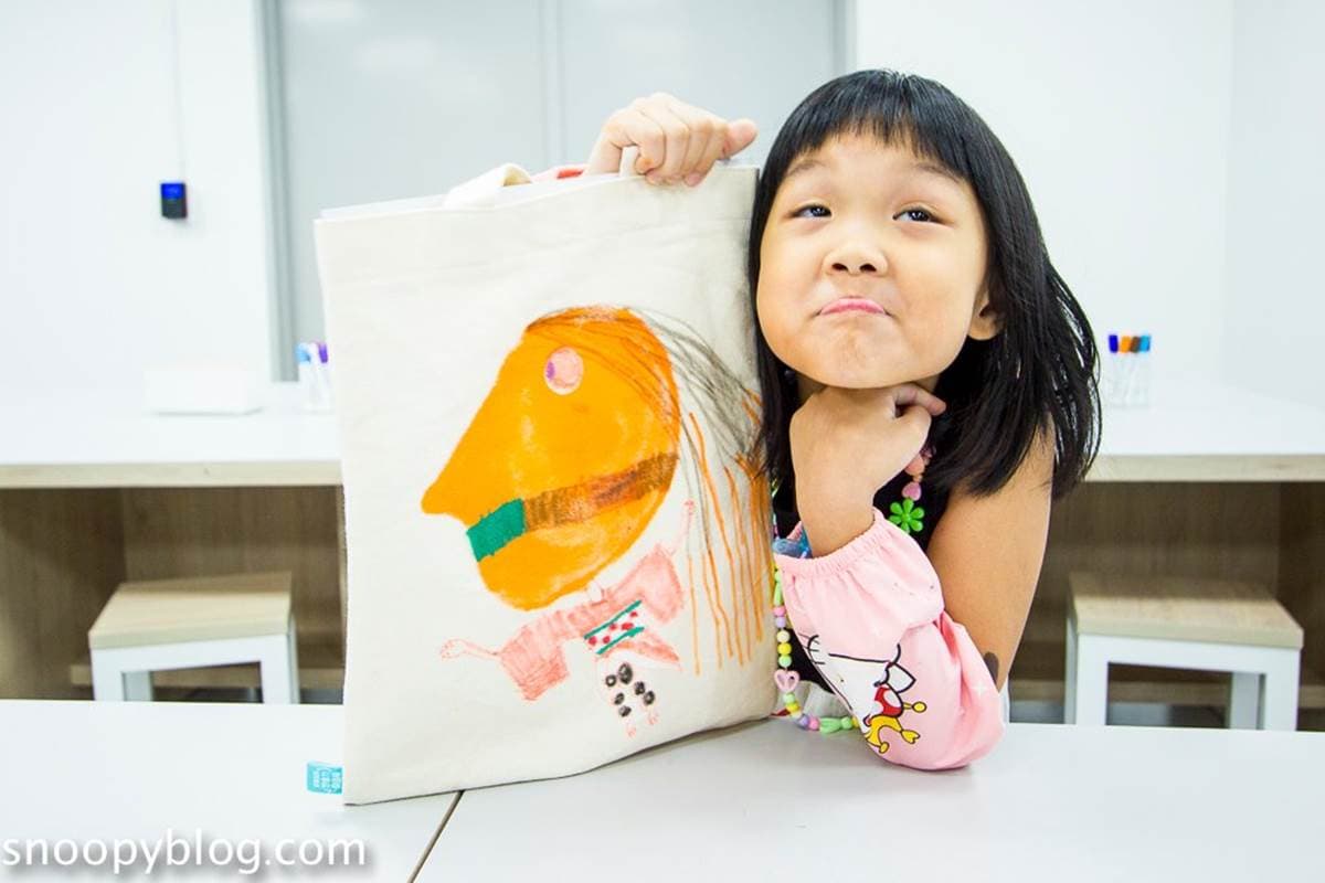 700坪親子景點！彩色筆DIY好好玩，還能美拍「60色色彩牆」、探險夜光隧道