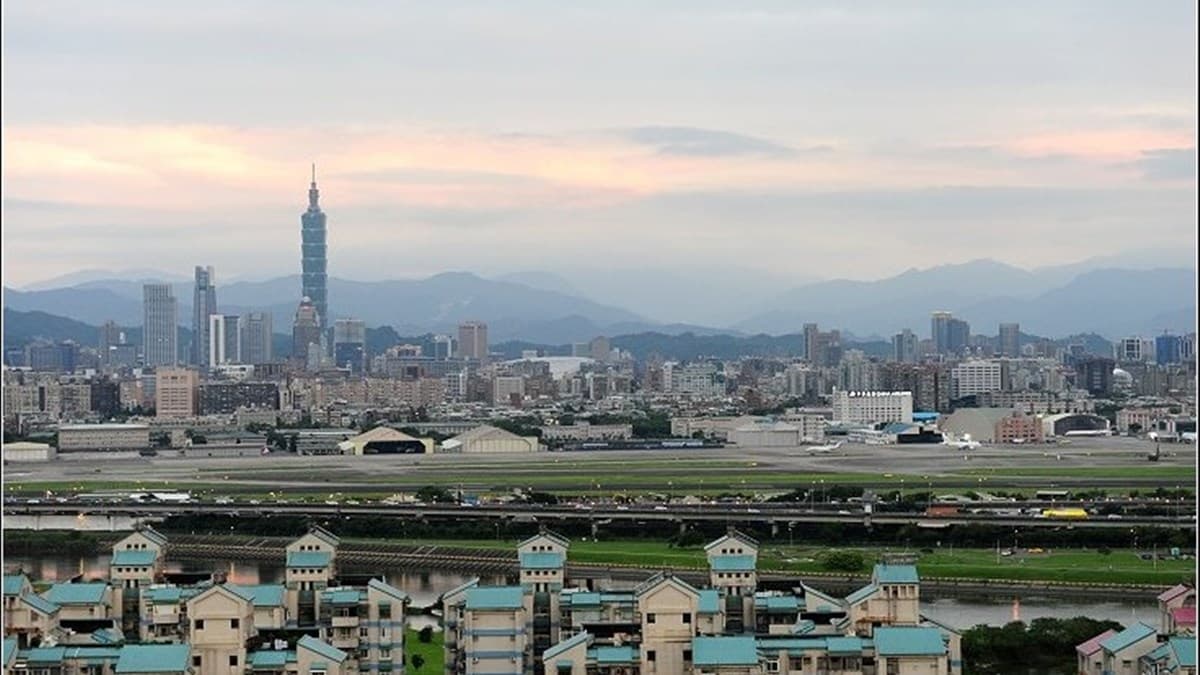 網美Chill一下！台北20樓高空酒吧能遠眺機場、101夜景，還有炭烤牛排可以嗑