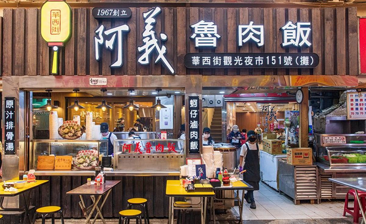 50年老店新創意！華西街浮誇系滷肉飯吃得到滿滿蚵仔，超清澈排骨湯一喝就驚豔