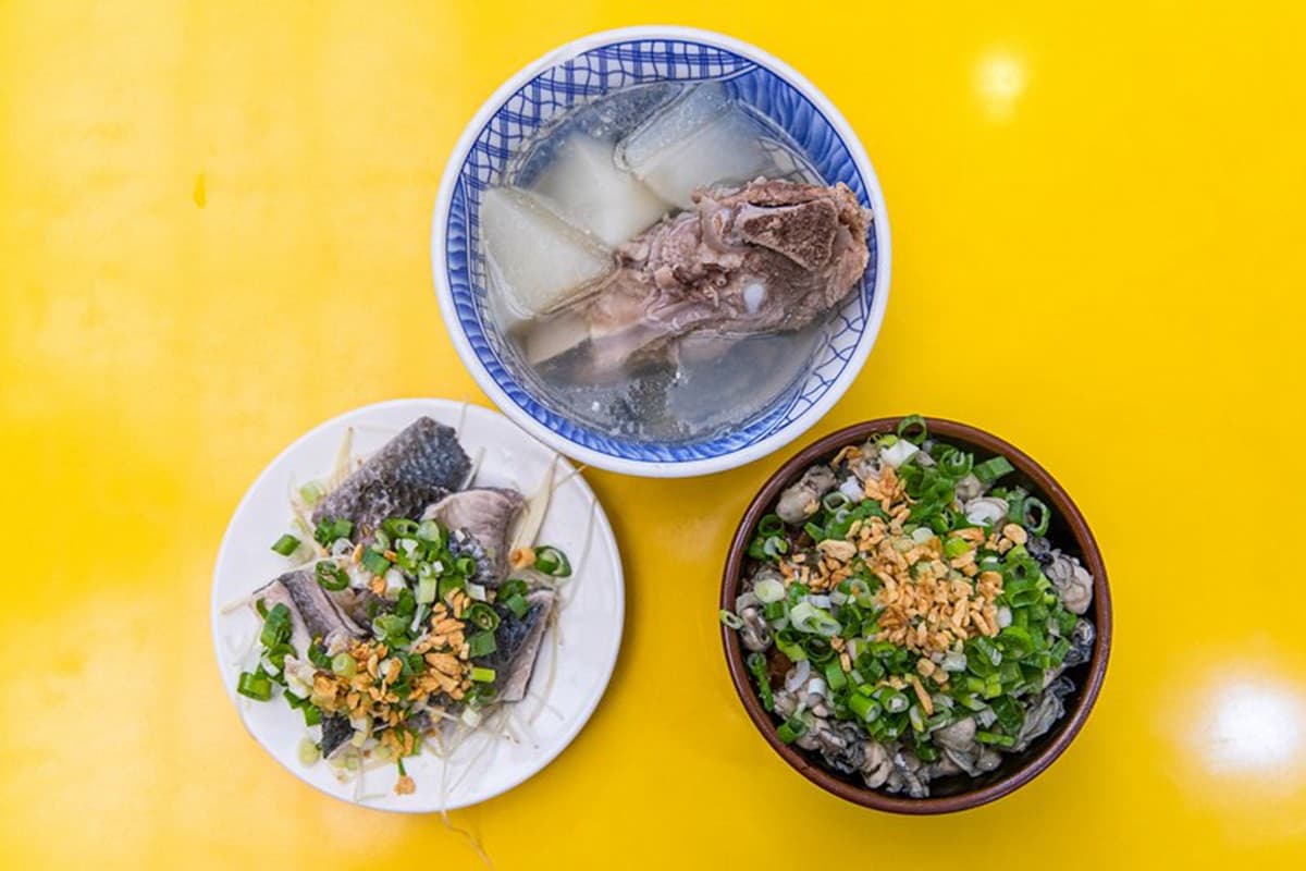 50年老店新創意！華西街浮誇系滷肉飯吃得到滿滿蚵仔，超清澈排骨湯一喝就驚豔