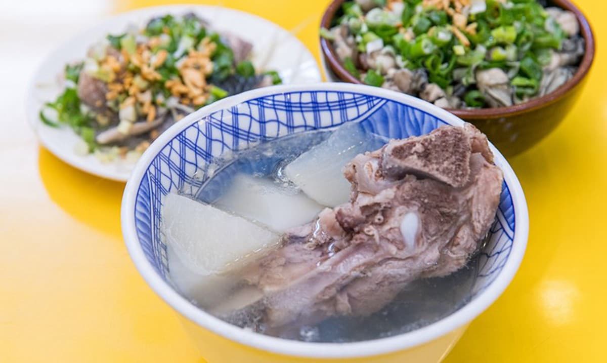 50年老店新創意！華西街浮誇系滷肉飯吃得到滿滿蚵仔，超清澈排骨湯一喝就驚豔