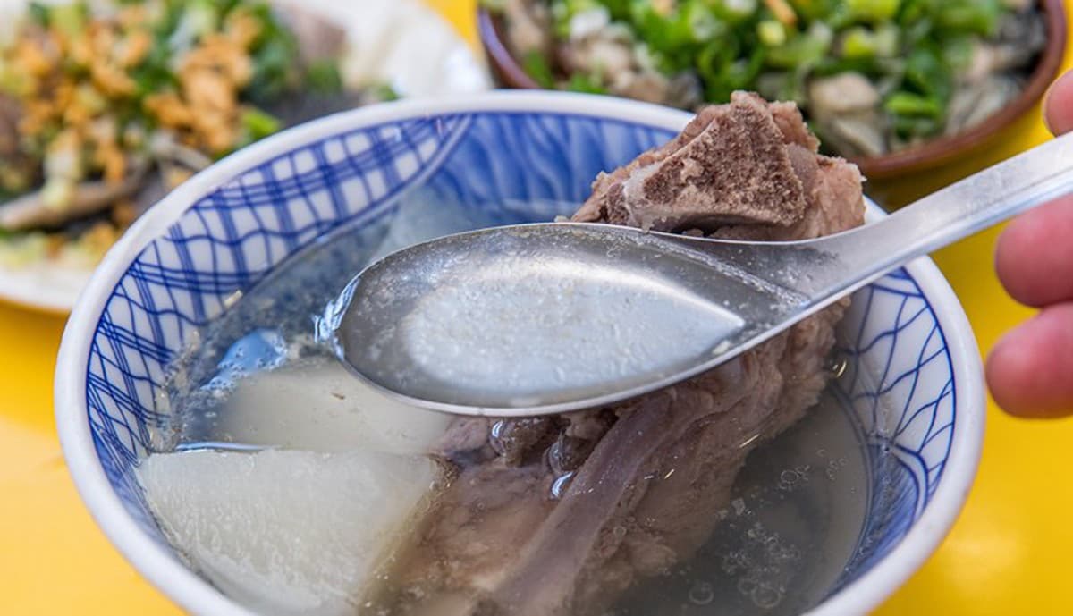 50年老店新創意！華西街浮誇系滷肉飯吃得到滿滿蚵仔，超清澈排骨湯一喝就驚豔