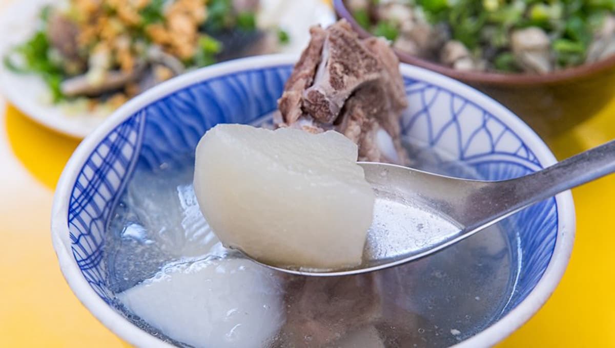 50年老店新創意！華西街浮誇系滷肉飯吃得到滿滿蚵仔，超清澈排骨湯一喝就驚豔