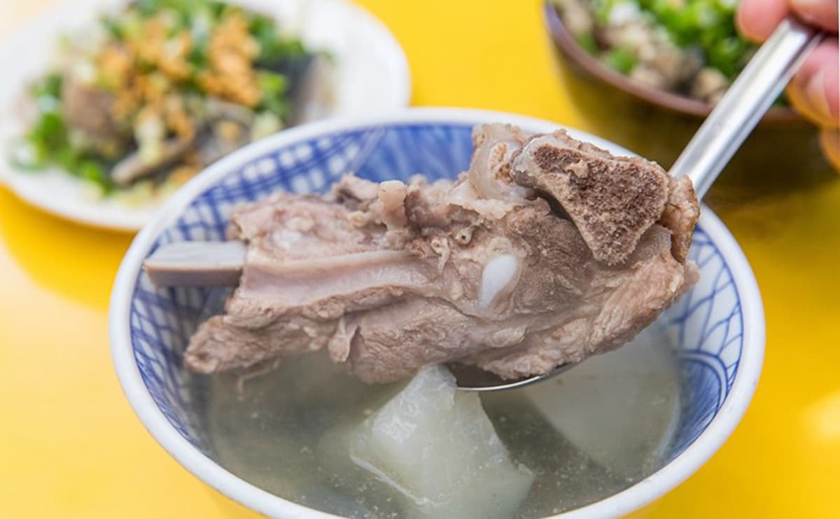 50年老店新創意！華西街浮誇系滷肉飯吃得到滿滿蚵仔，超清澈排骨湯一喝就驚豔