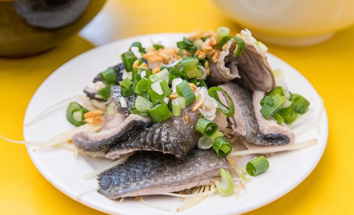 50年老店新創意！華西街浮誇系滷肉飯吃得到滿滿蚵仔，超清澈排骨湯一喝就驚豔