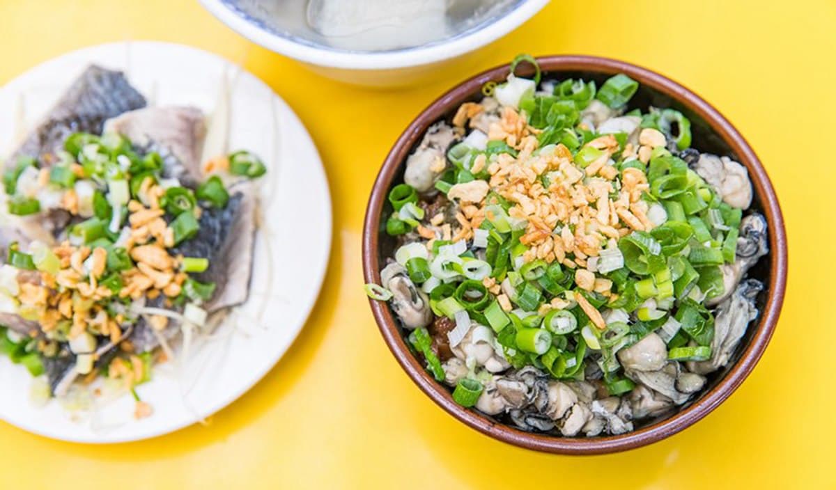 50年老店新創意！華西街浮誇系滷肉飯吃得到滿滿蚵仔，超清澈排骨湯一喝就驚豔