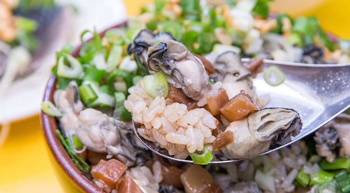 50年老店新創意！華西街浮誇系滷肉飯吃得到滿滿蚵仔，超清澈排骨湯一喝就驚豔