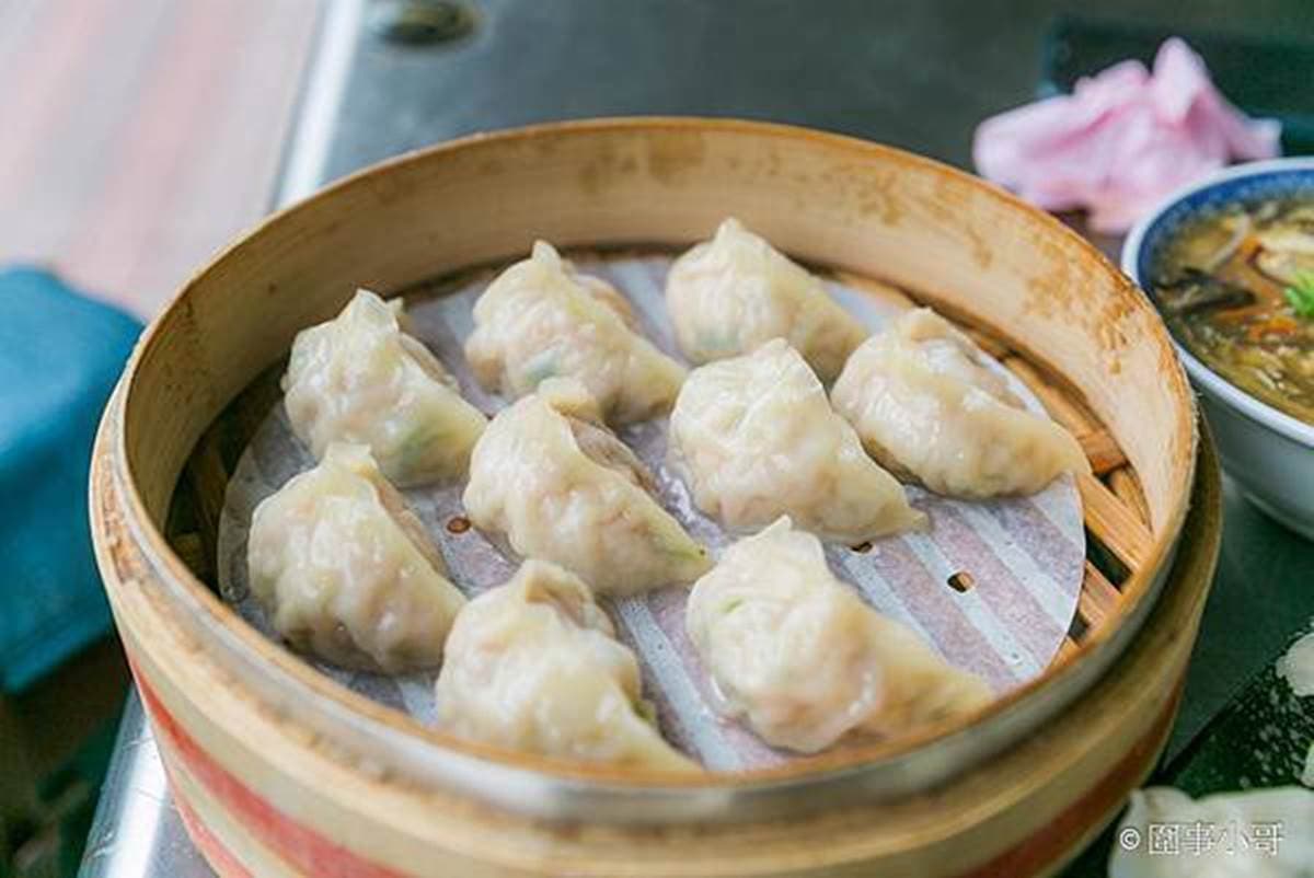在地人帶路才吃得到!桃園5家無招牌美食:整隻蝦蒸餃、鐵皮屋烤香腸、私房熱炒店 在地人帶路才吃得到!桃園5家無招牌美食:整隻蝦蒸餃、鐵皮屋烤香腸、私房熱炒店