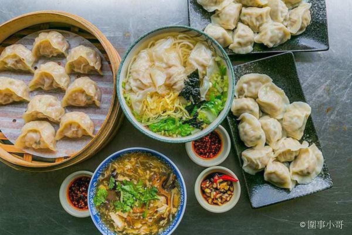 在地人帶路才吃得到!桃園5家無招牌美食:整隻蝦蒸餃、鐵皮屋烤香腸、私房熱炒店 在地人帶路才吃得到!桃園5家無招牌美食:整隻蝦蒸餃、鐵皮屋烤香腸、私房熱炒店
