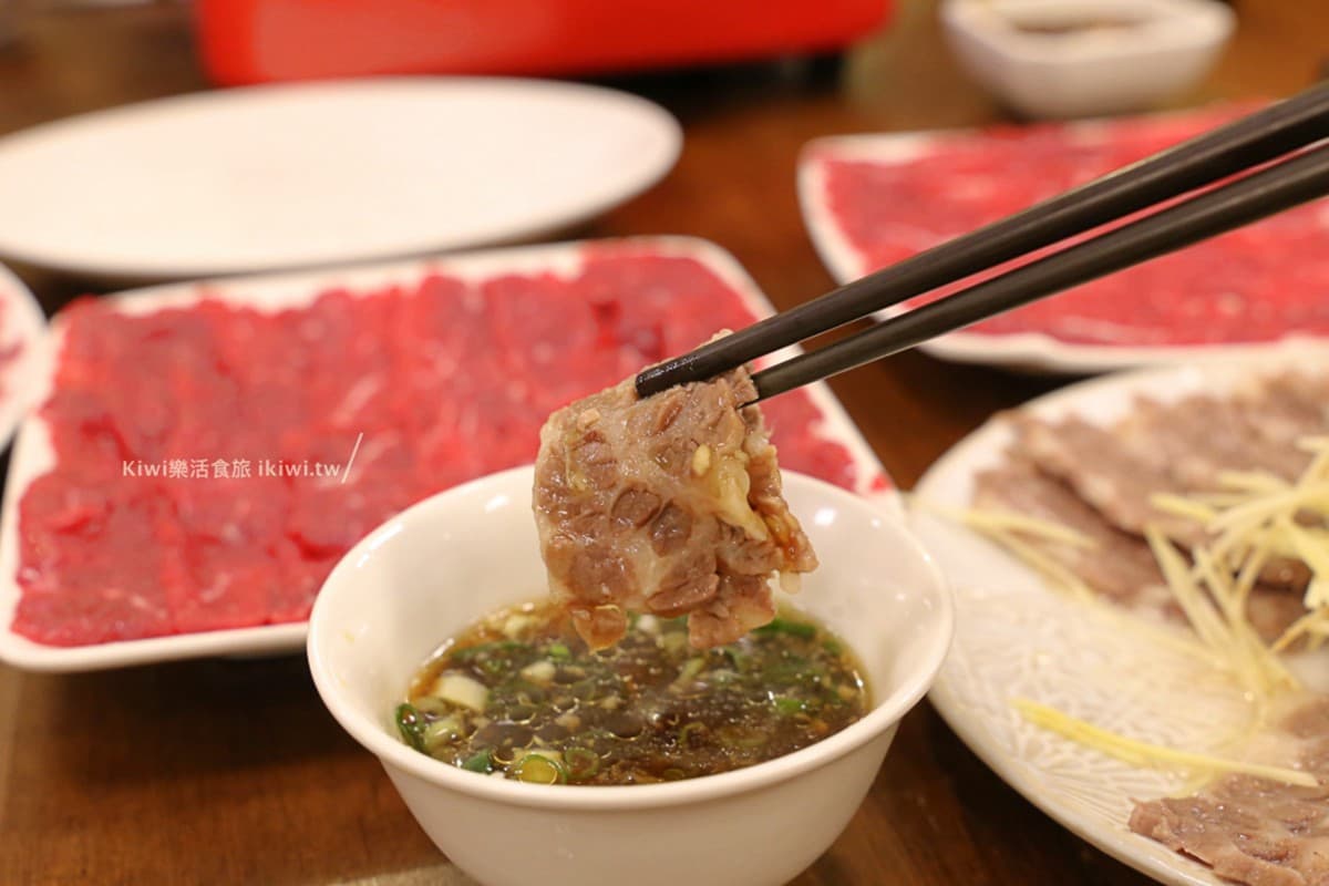 在地肉控口袋名單！嘉義溫體牛肉鍋必點彈牙牛腳蹄，獨特脆腸大火快炒超下飯