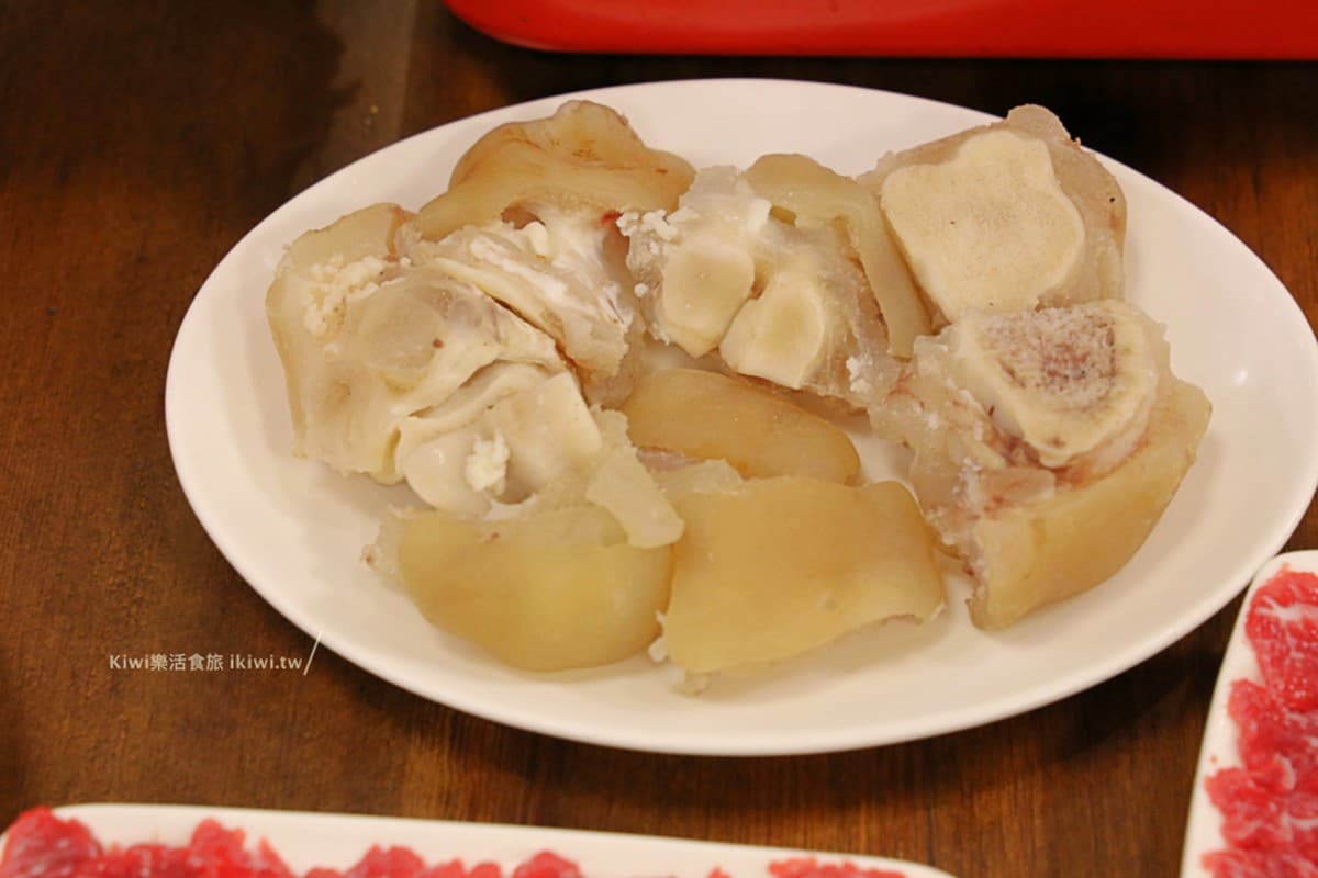在地肉控口袋名單！嘉義溫體牛肉鍋必點彈牙牛腳蹄，獨特脆腸大火快炒超下飯