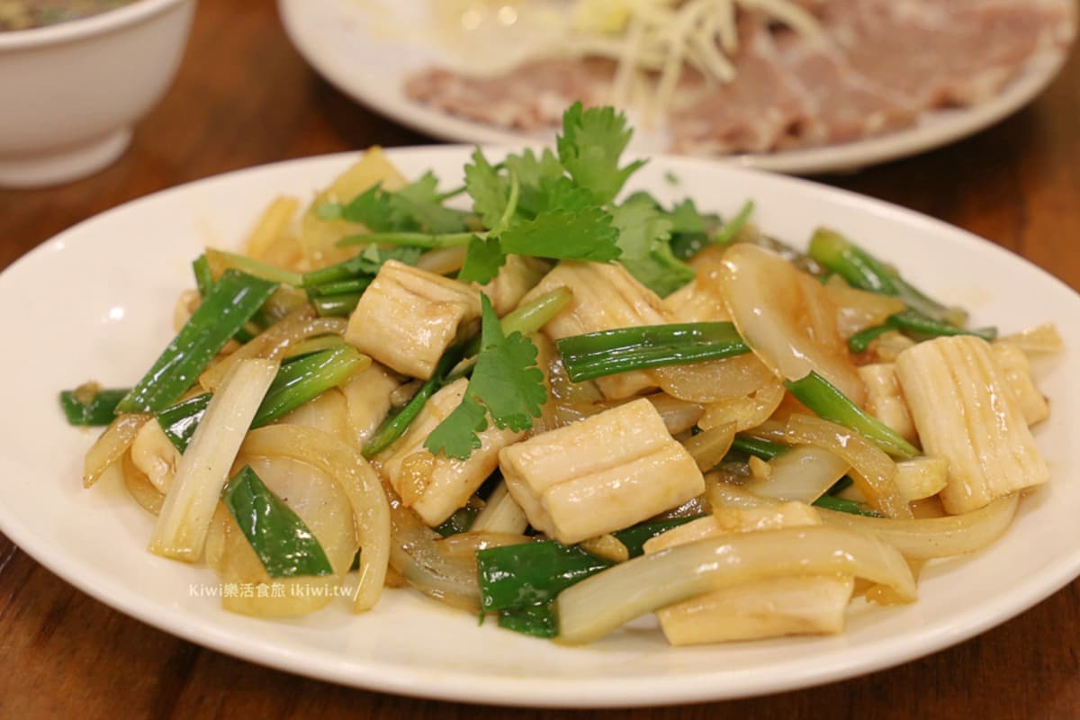 在地肉控口袋名單！嘉義溫體牛肉鍋必點彈牙牛腳蹄，獨特脆腸大火快炒超下飯