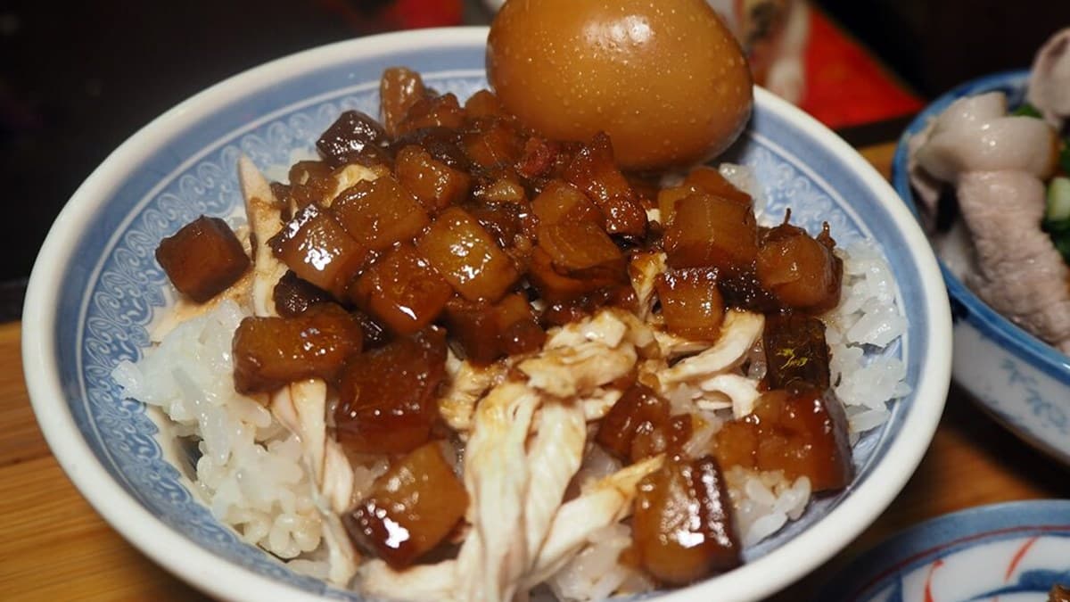 從攤車賣到開店面！高雄人氣小吃必點雙重享受「鴛鴦飯」，招牌豆腐嘗得到淡淡中藥香