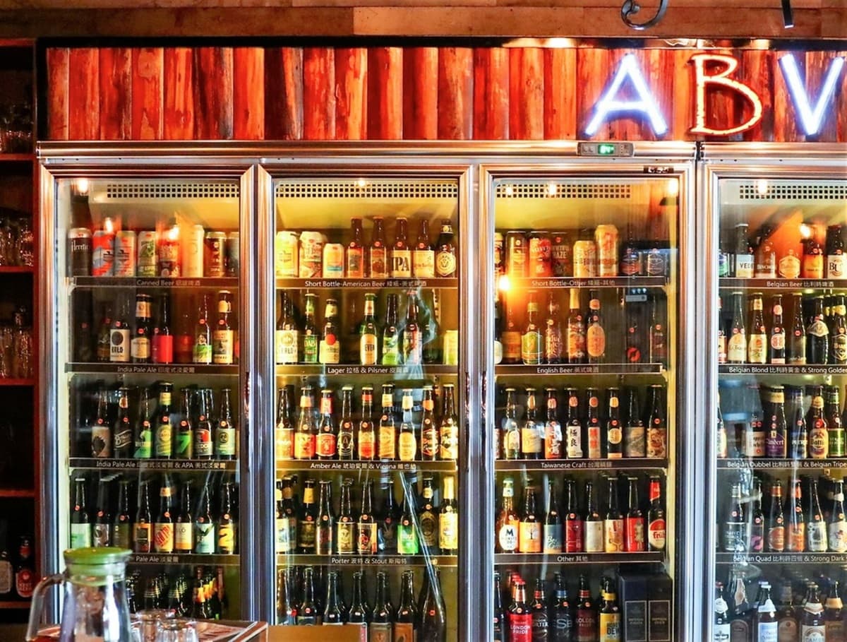免出國爽喝30國精釀啤酒！台北厲害美式餐酒館必點煙燻肋排，肉控加碼吃巨無霸戰斧牛