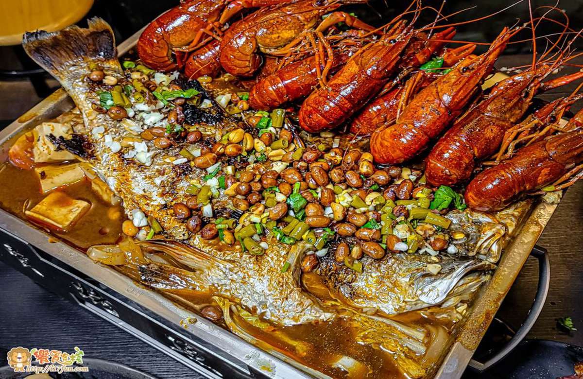 高雄夜貓族快筆記！道地廣西烤魚鋪滿小龍蝦超邪惡，隱藏版麻辣跳跳蛙嘗鮮必試