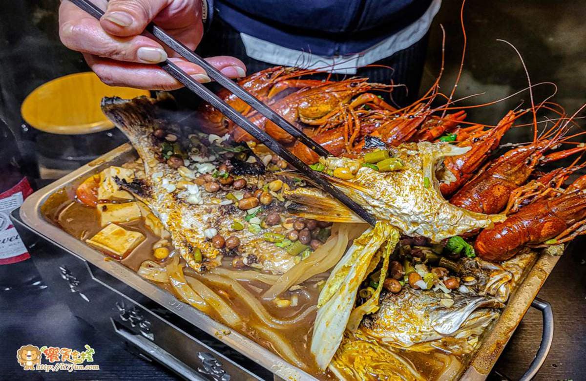 高雄夜貓族快筆記！道地廣西烤魚鋪滿小龍蝦超邪惡，隱藏版麻辣跳跳蛙嘗鮮必試