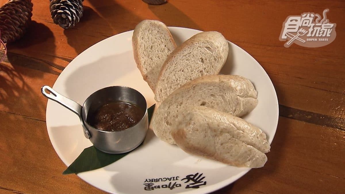 吃咖哩一定要搭配招牌的「老鼠麵包」一起享用，口感帶有Q勁類似貝果。