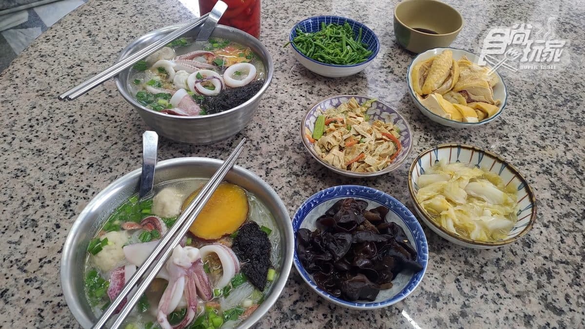 只賣這一味！超澎派「小卷米粉」慢燉玉米雞湯頭超清爽，配祕方醃製水果泡菜更對味