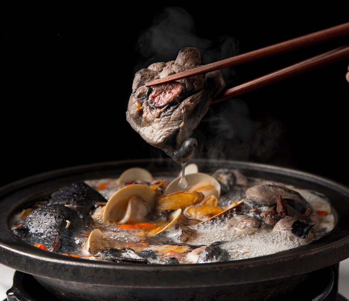 【新開店】台中石頭火鍋名店！超人氣「萬客什鍋」北上，主打台式燒酒雞、剝皮辣椒烏骨雞鍋
