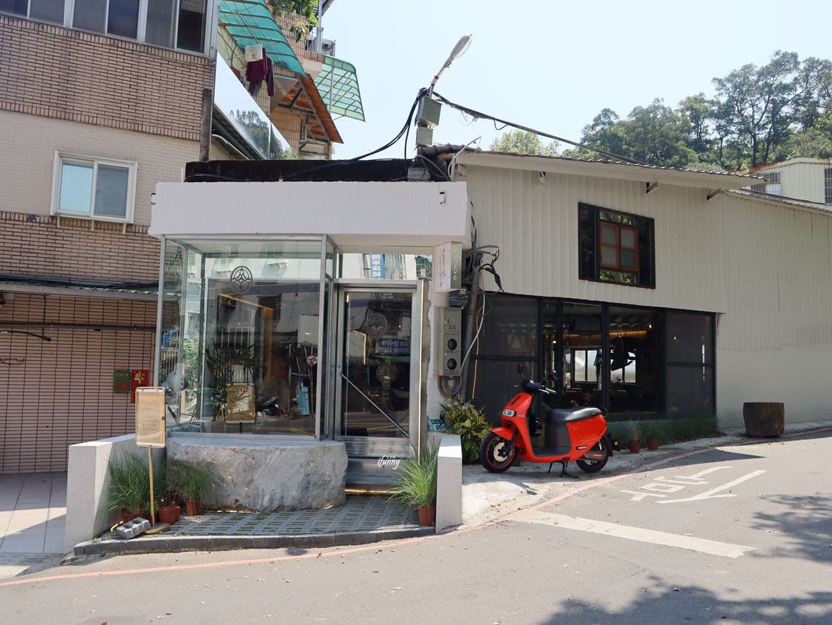 【新開店】偽出國！古董歐風咖啡廳藏身鐵皮屋，必點每日手作布丁、神祕黑菜水餃