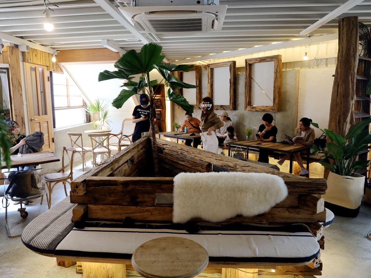 【新開店】偽出國！古董歐風咖啡廳藏身鐵皮屋，必點每日手作布丁、神祕黑菜水餃