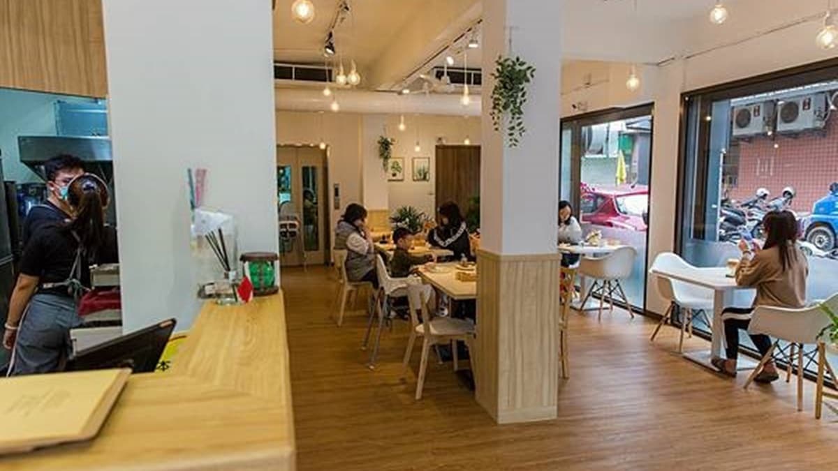 【新開店】海賊王迷朝聖！中壢咖啡廳藏魯夫最愛「帶骨肉」，蜂蜜芥末起司堡夾超厚肉排