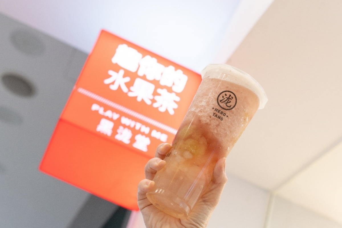 咀嚼控嗨爆！手搖飲新霸主黑瀧堂推超夢幻粉紫色「愛葡蕾系列」，巨峰葡萄鮮果肉搭厚奶蓋太邪惡