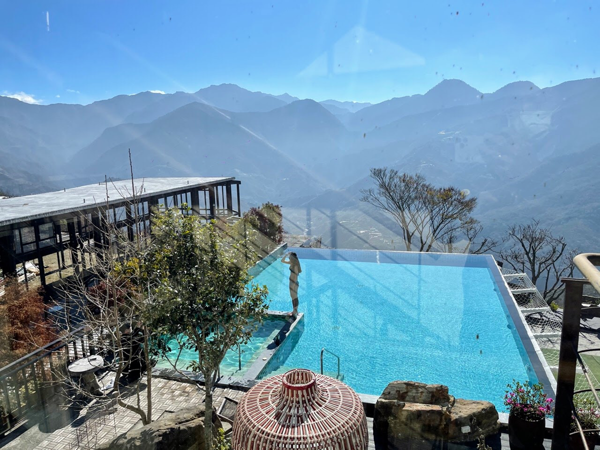 擁抱無敵山景！清境歐風莊園旅店「無邊際泳池」超美拍，還能一邊泡澡一邊看星星