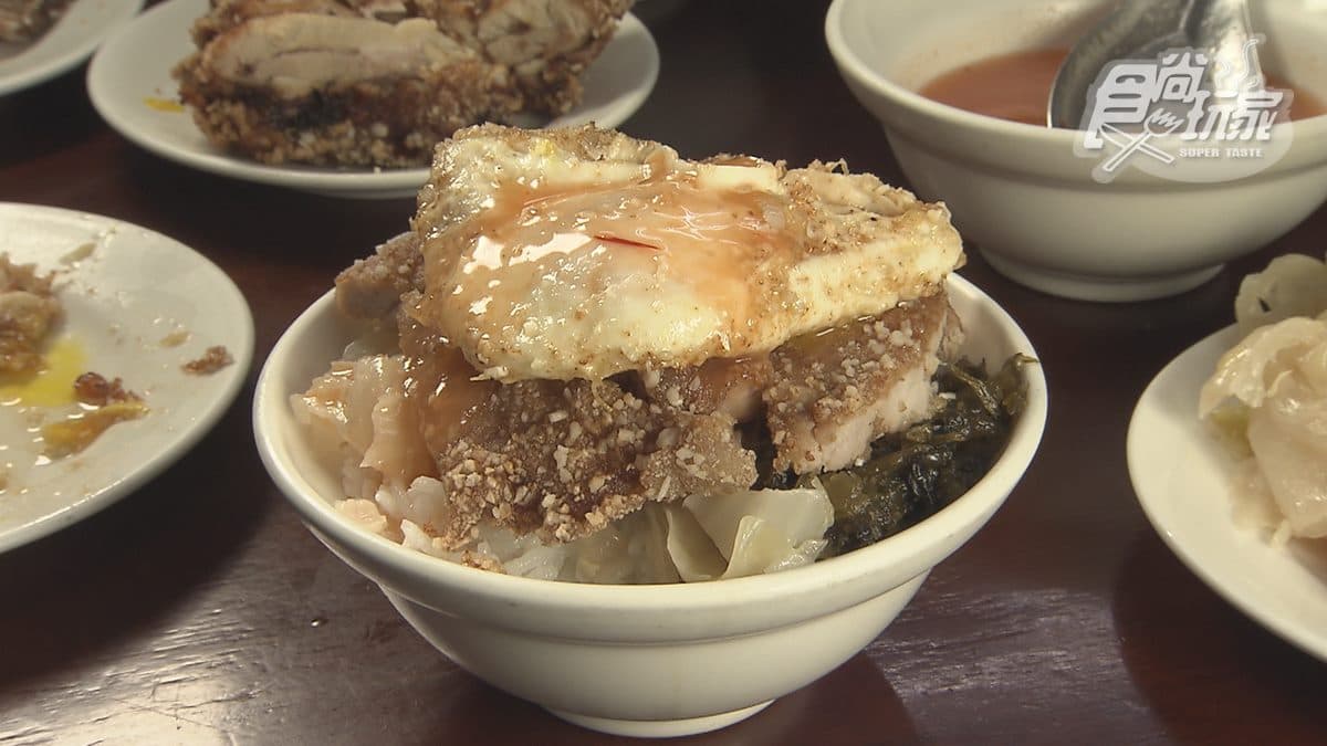 隱身巷弄內!人氣「排骨飯」金黃香酥又多汁,再搭邪惡「半熟蛋」超下飯