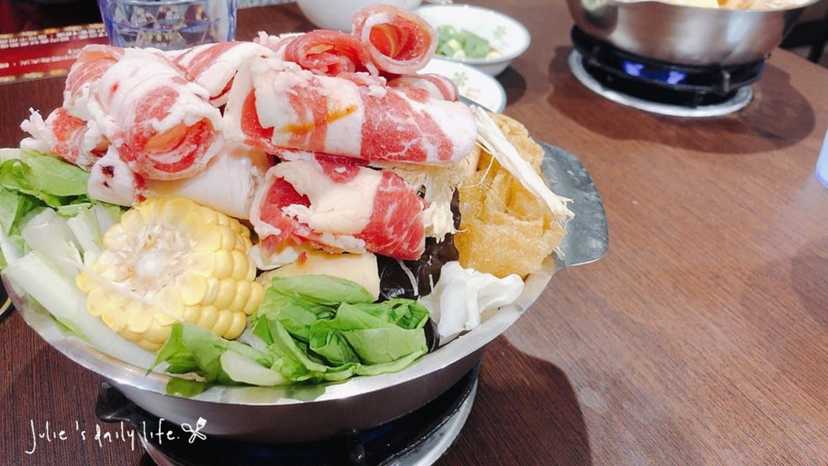 【新開店】平價小火鍋泡菜、冰品吃到飽！必點大分量「肉肉山」，還能嘗到彩蛋「芝麻小湯圓」