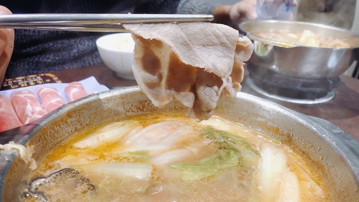 【新開店】平價小火鍋泡菜、冰品吃到飽!必點大分量「肉肉山」,還能嘗到彩蛋「芝麻小湯圓」 【新開店】平價小火鍋泡菜、冰品吃到飽!必點大分量「肉肉山」,還能嘗到彩蛋「芝麻小湯圓」