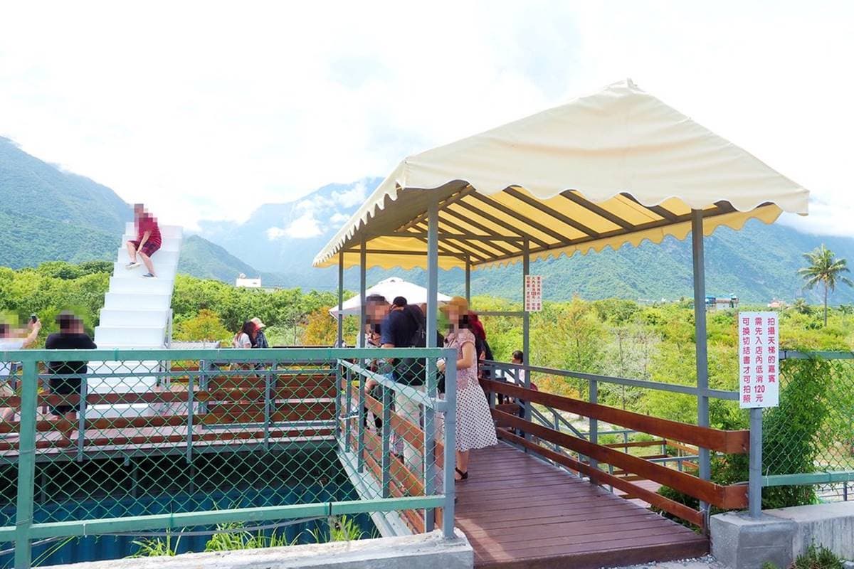 IG瘋打卡！花蓮「夢幻天空階梯」彷彿能上雲端，粉嫩系貨櫃屋、鳥籠鞦韆也超美拍